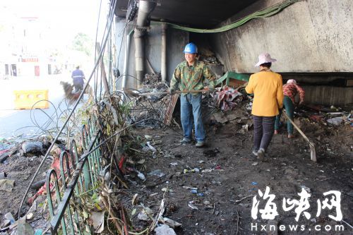 工人們正在清理垃圾,今后橋下將進行綠化